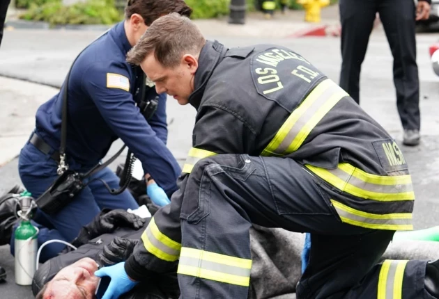 Кадр из «911 служба спасения» 1 сезон 10 серия